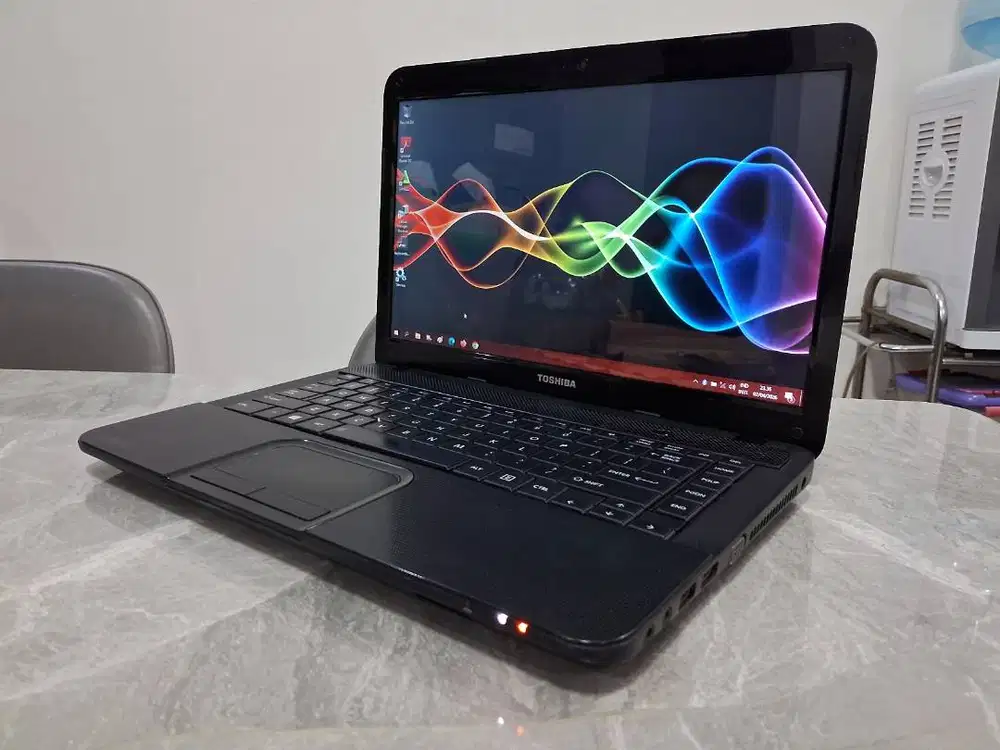TOSHIBA i3 2.3GHz 8GB SSD ReadyUp NGEBUT Laptop 14in slim Mulus Garns
