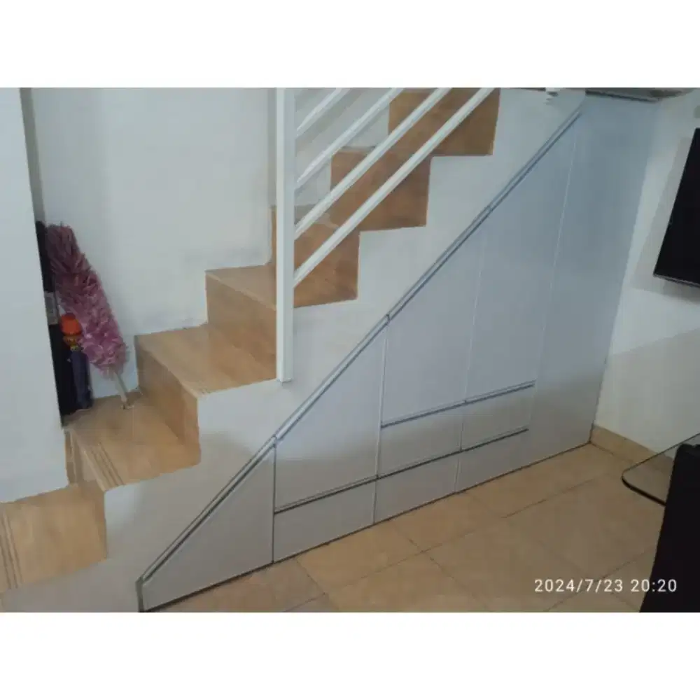 Lemari bawah tangga minimalis