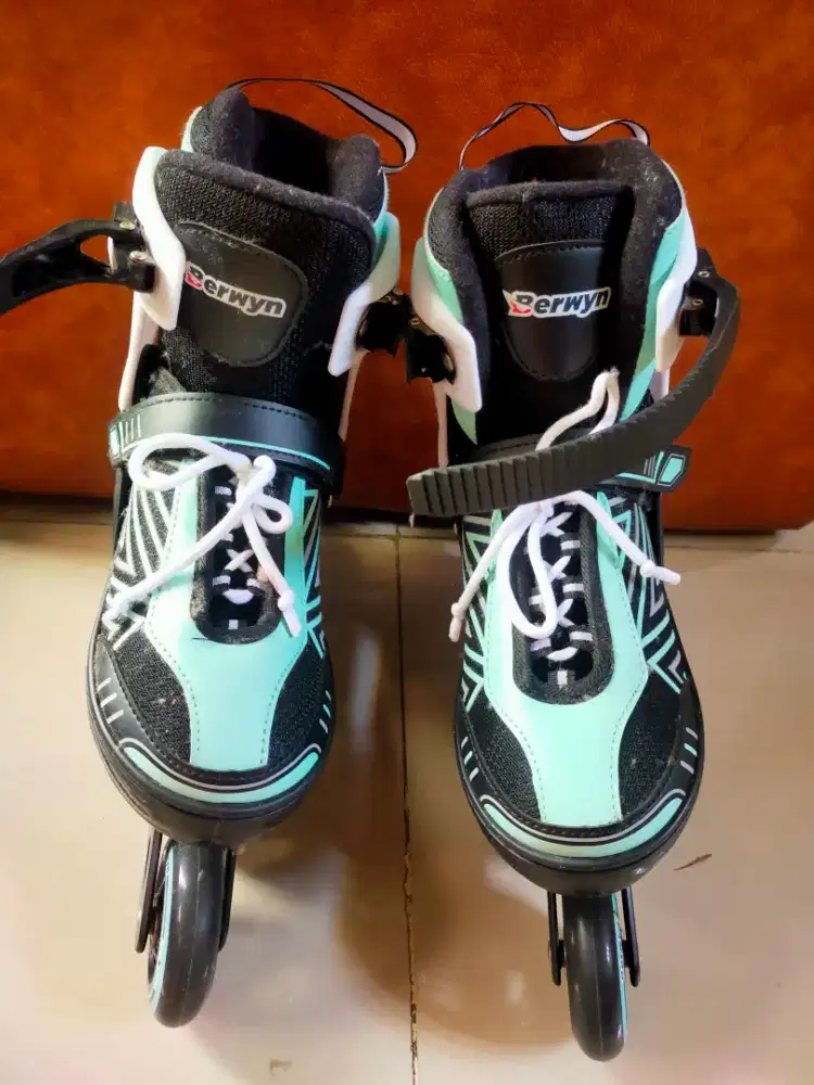 Jual sepatu roda Berwyn Azko