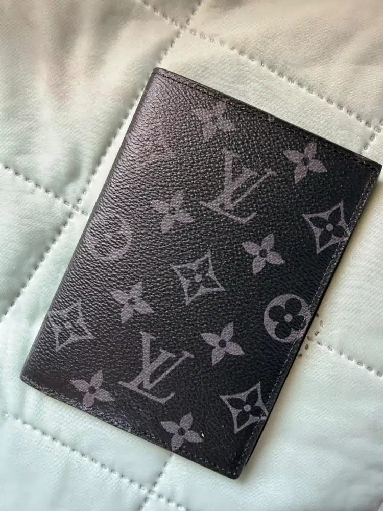 LV Passport Cover M64501