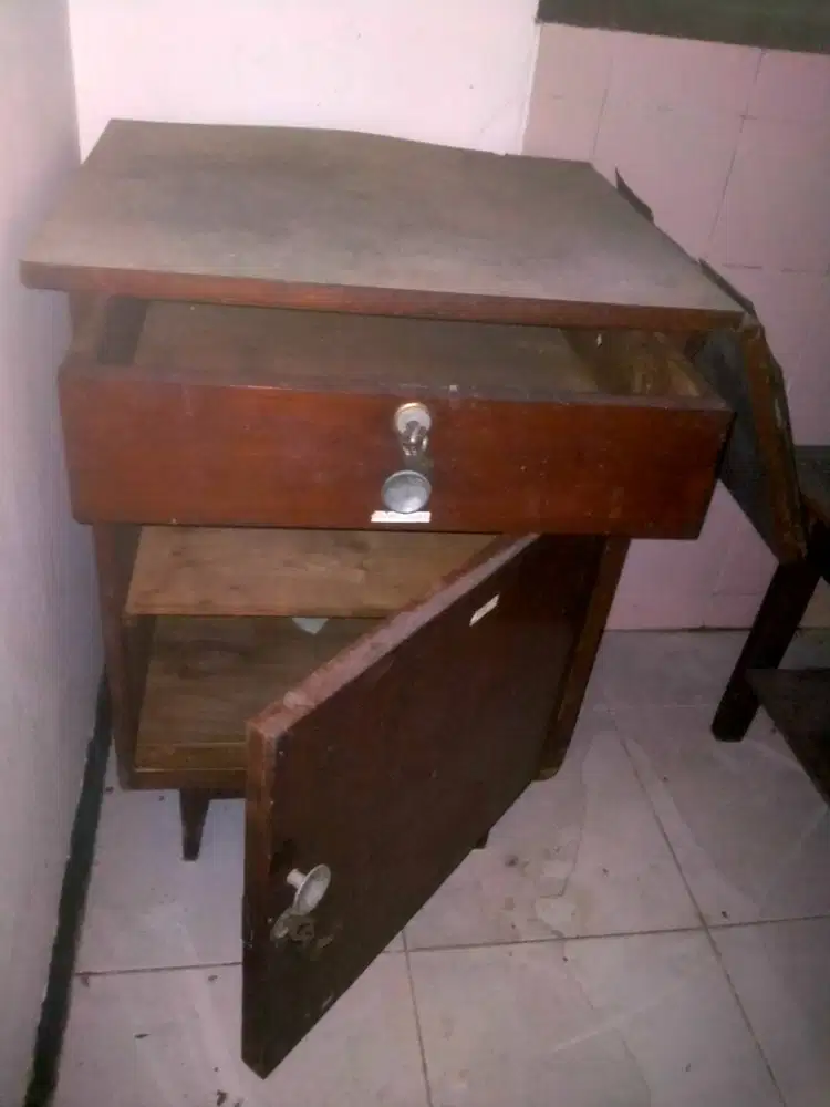 KAYU JATI KUNO : 2 meja makan + 1 Meja kerja + 1 rak lemari