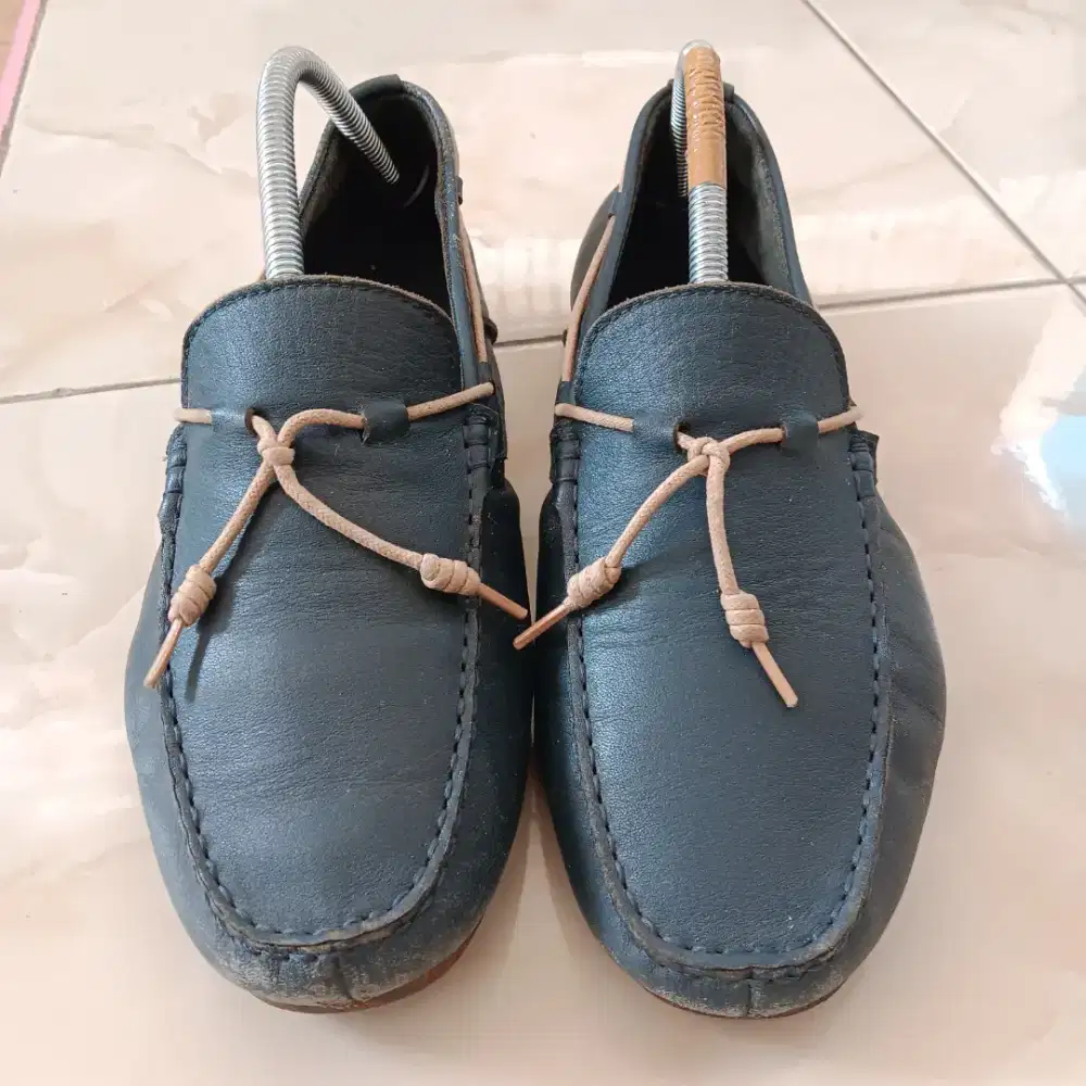 Sepatu kulit slip on