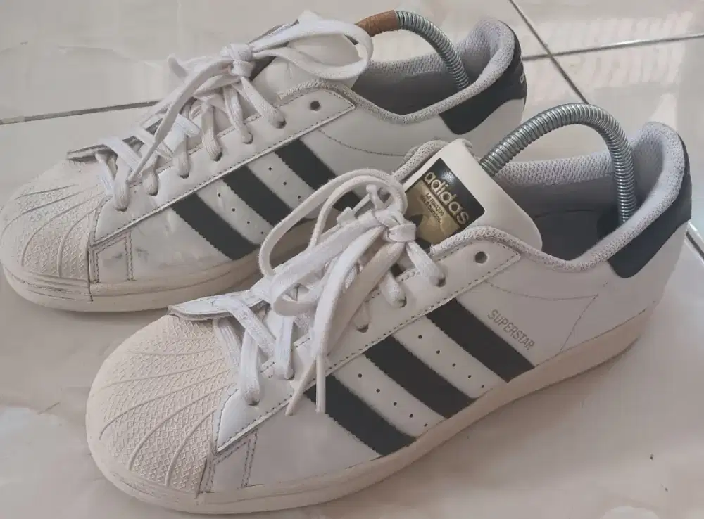 Sepatu adidas superstar