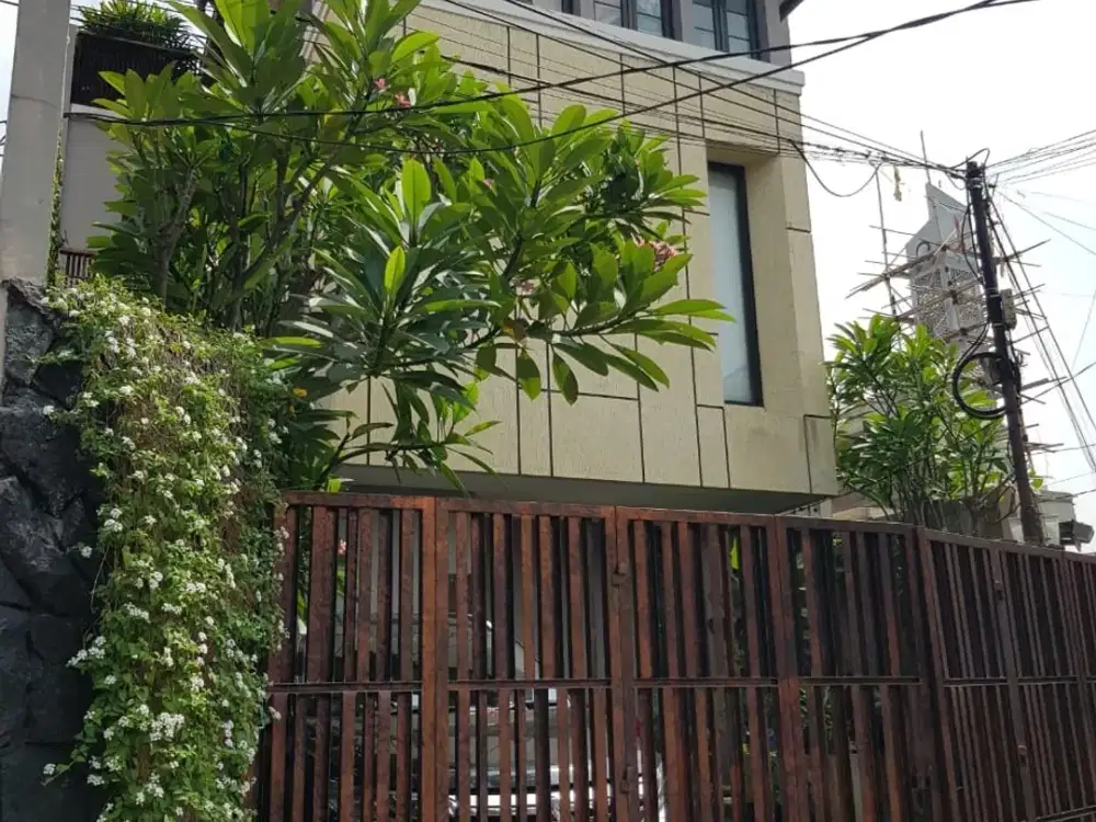 Rumah Modern Tropical 3 Lantai di Radio Dalam, Jakarta Selatan – 4+1 KT, Roof Garden & Kolam Koi