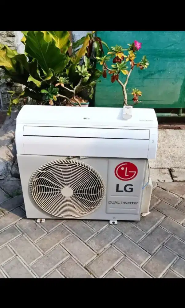 Ac second LG Inverter 1pk R32 Bergaransi !!