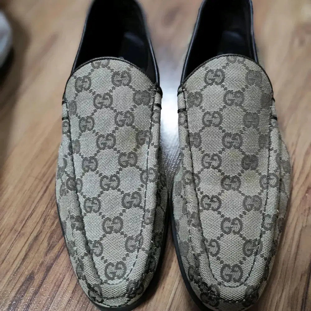 Gucci GG monogram canvas loafers  size 41 best condition (rare item)