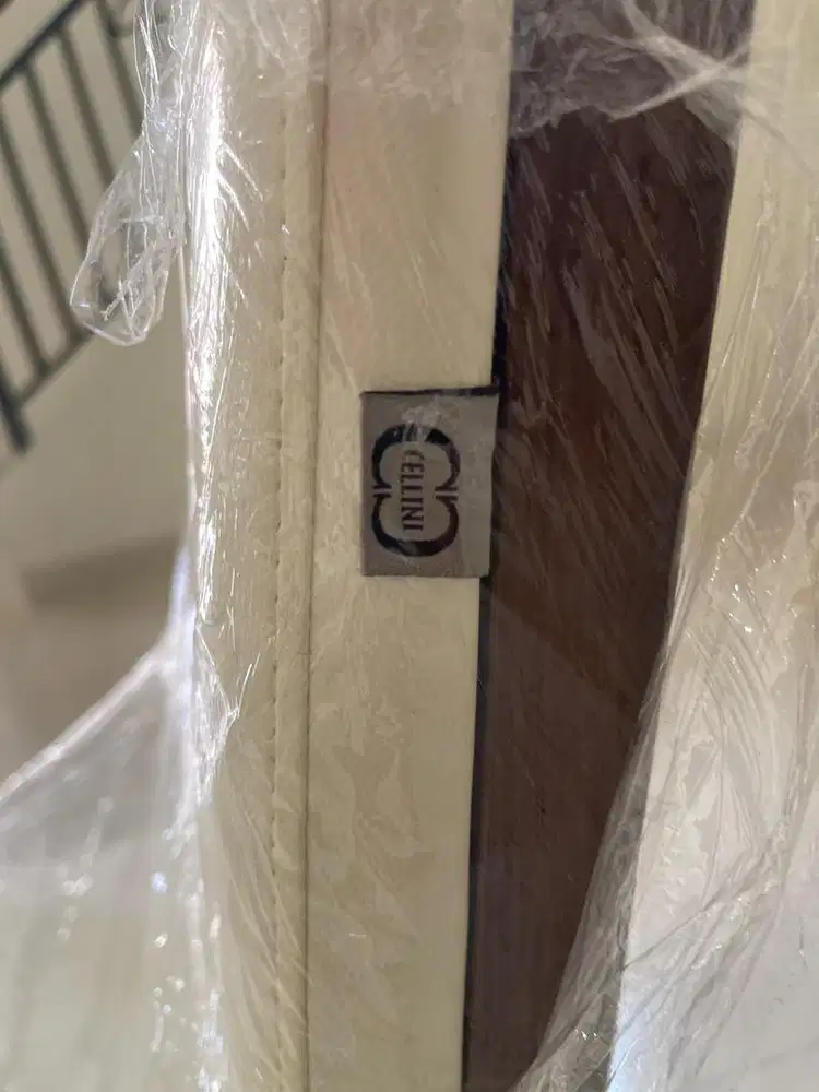 Dijual meja makan cellini bekas tapi kondisi 90% gress