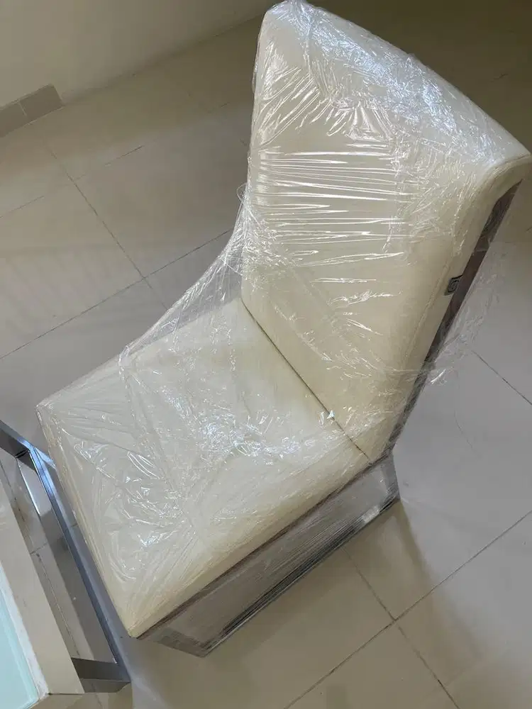 Dijual meja makan cellini bekas tapi kondisi 90% gress