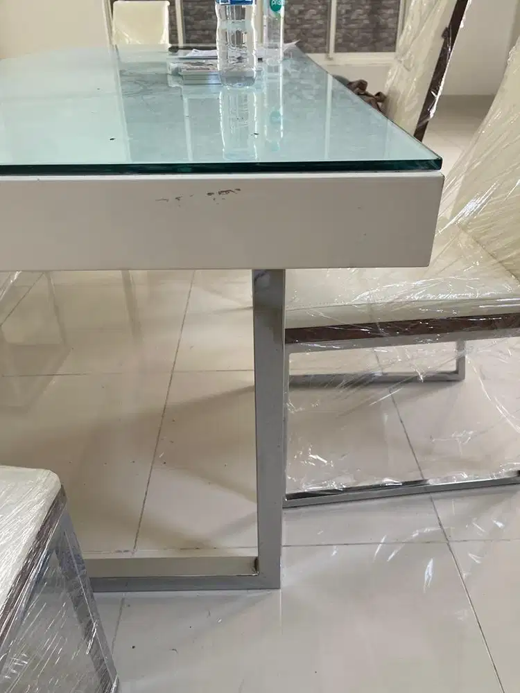 Dijual meja makan cellini bekas tapi kondisi 90% gress