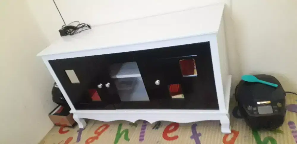 Lemari TV Dan sofa Bed