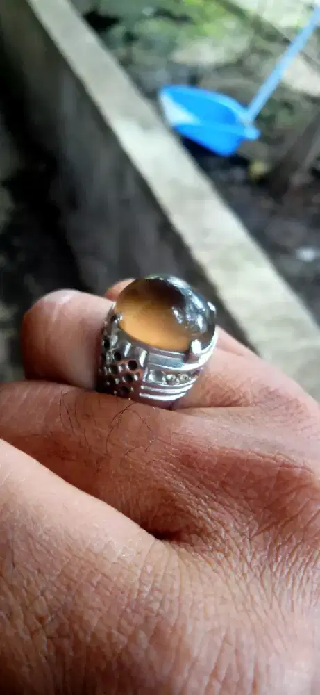 Cincin batu solar natural