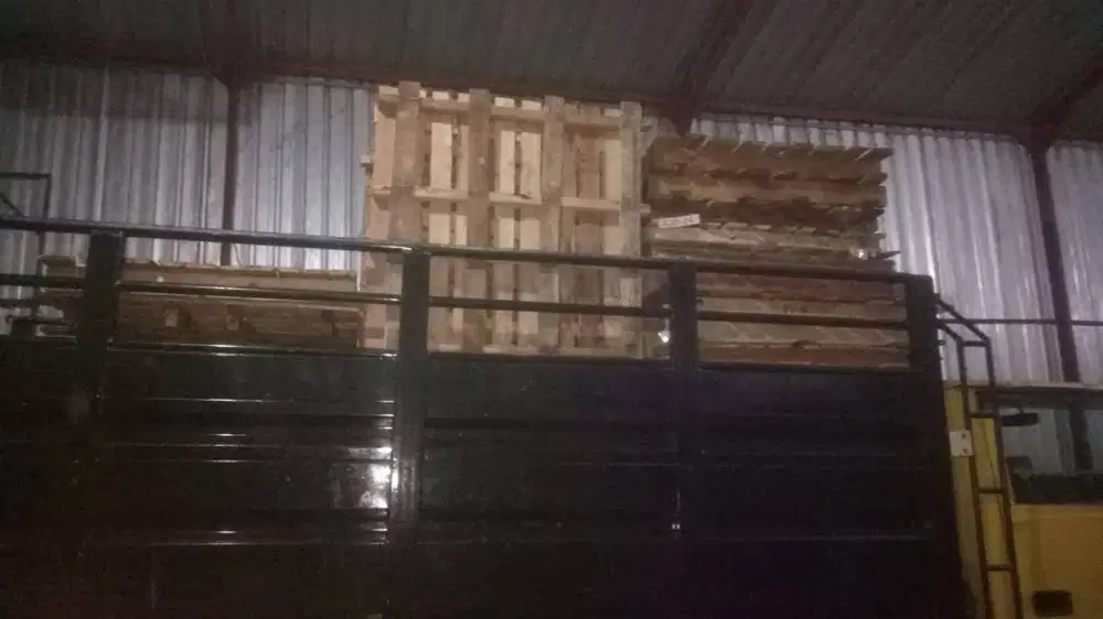 palet kayu campur kuat bisa untuk alas kemah atau dipan