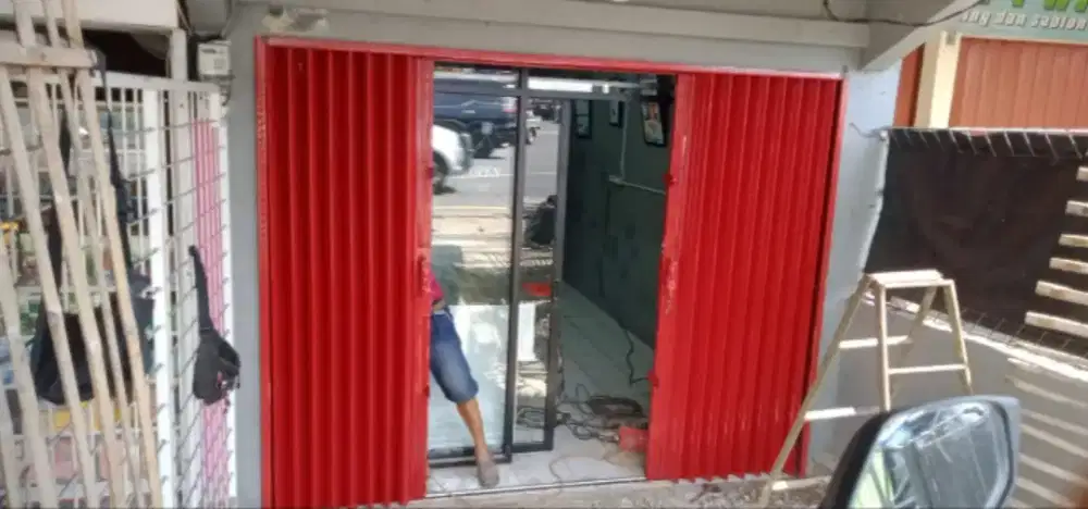 Folding gate merah putih