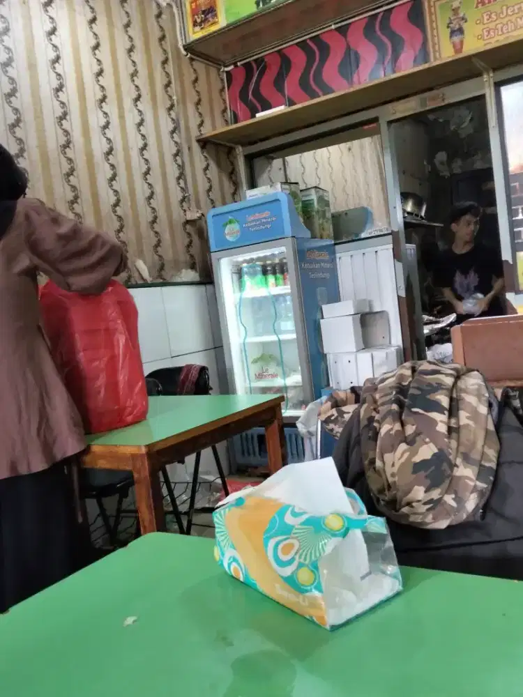 Dibutuhkan karyawan cewe atau cowo untuk bantu2 di rumah makan,