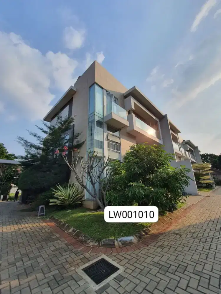 Jual rumah hoek di lengkapi private pool.Pasar Minggu Jakarta Selatan