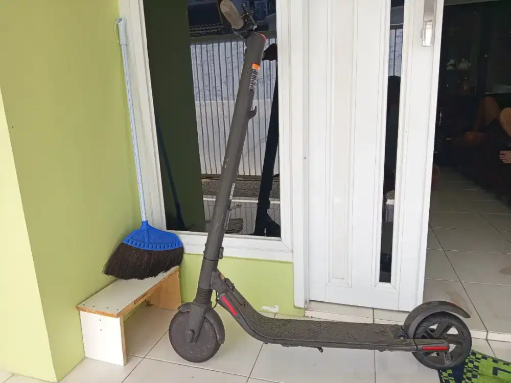 Skuter listrik  ninebol