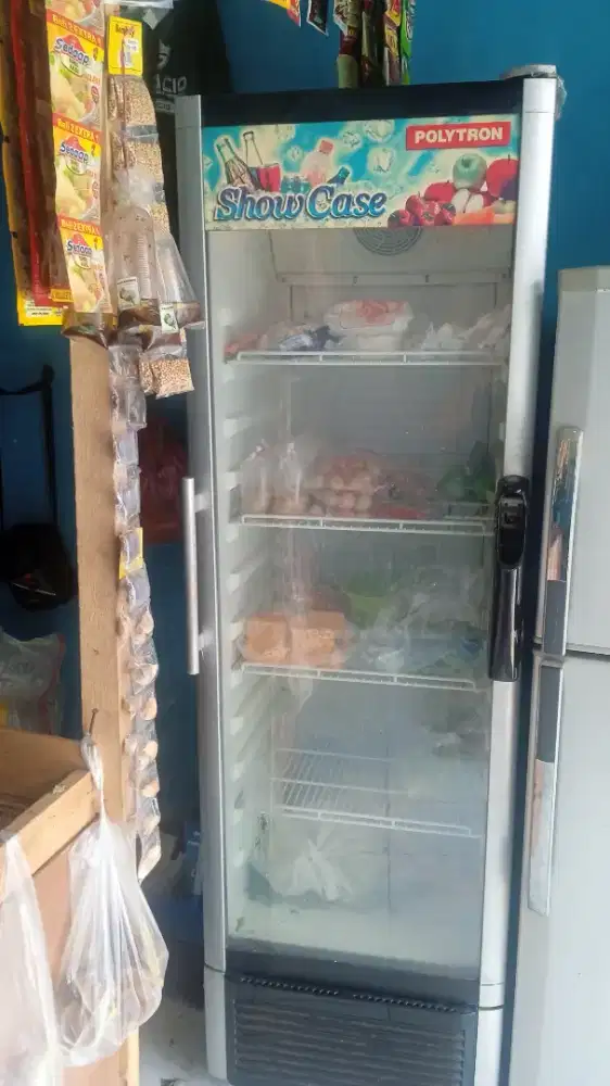 Di jual cepat showcase bekas