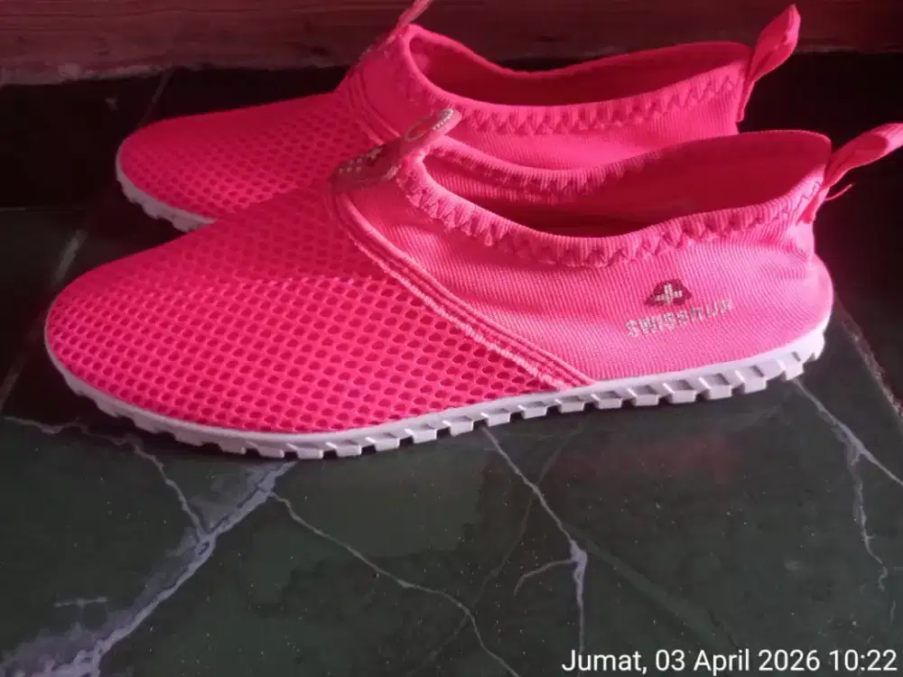 Sepatu brand decalthon size 40