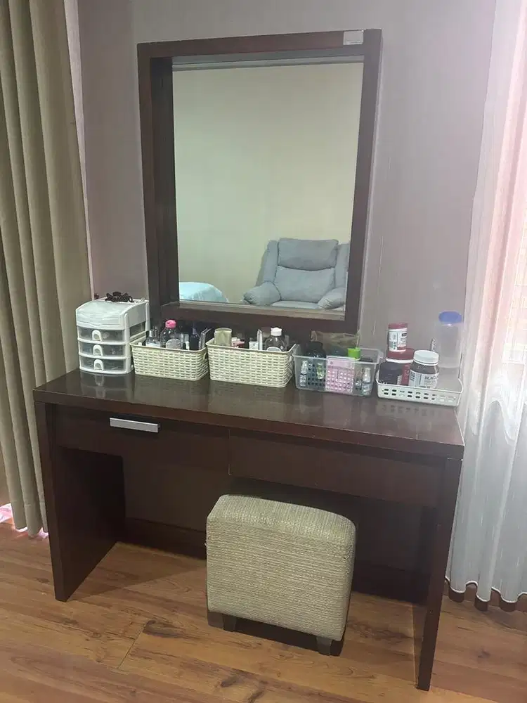 Meja rias dan kaca dan tempat duduknya