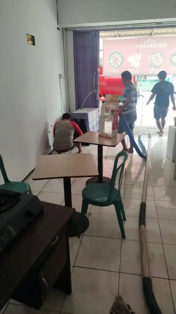 Di jual meja makan bekas resto