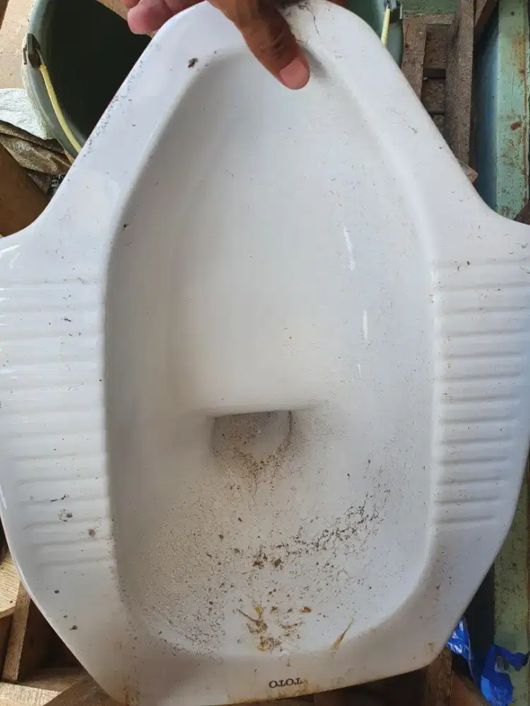 Kloset jongkok merk Toto