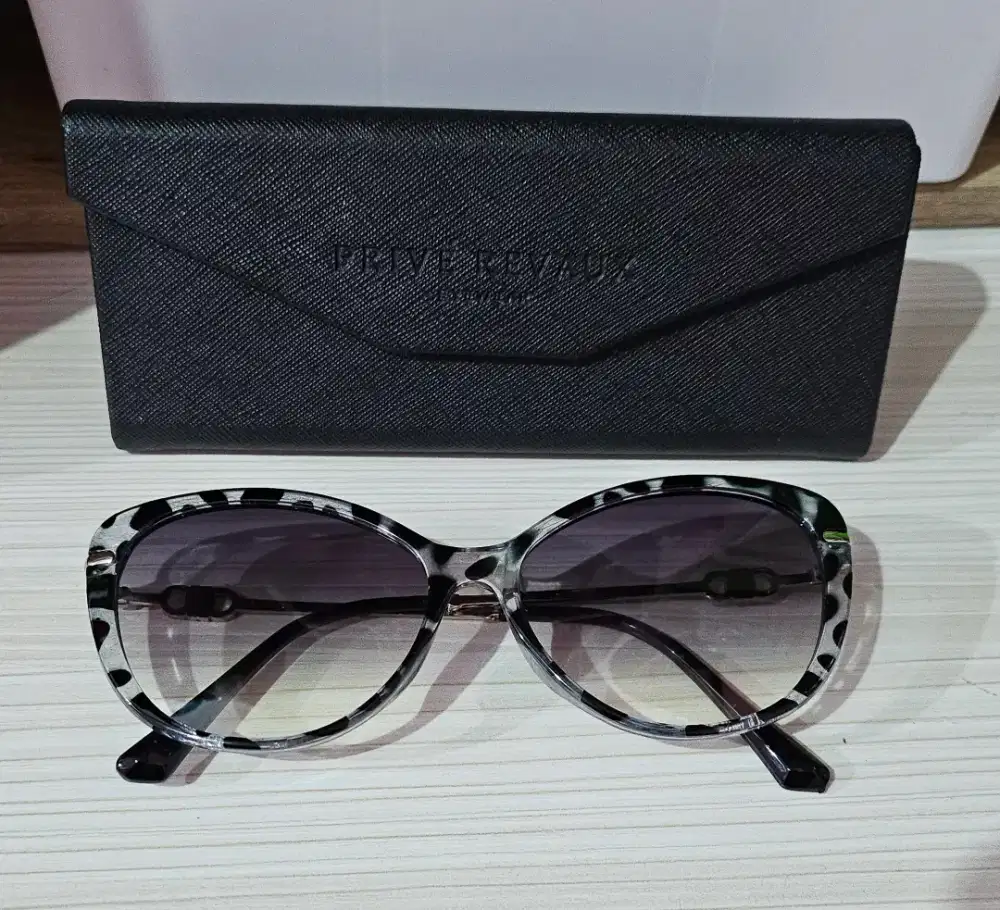 Kacamata hitam wanita keren