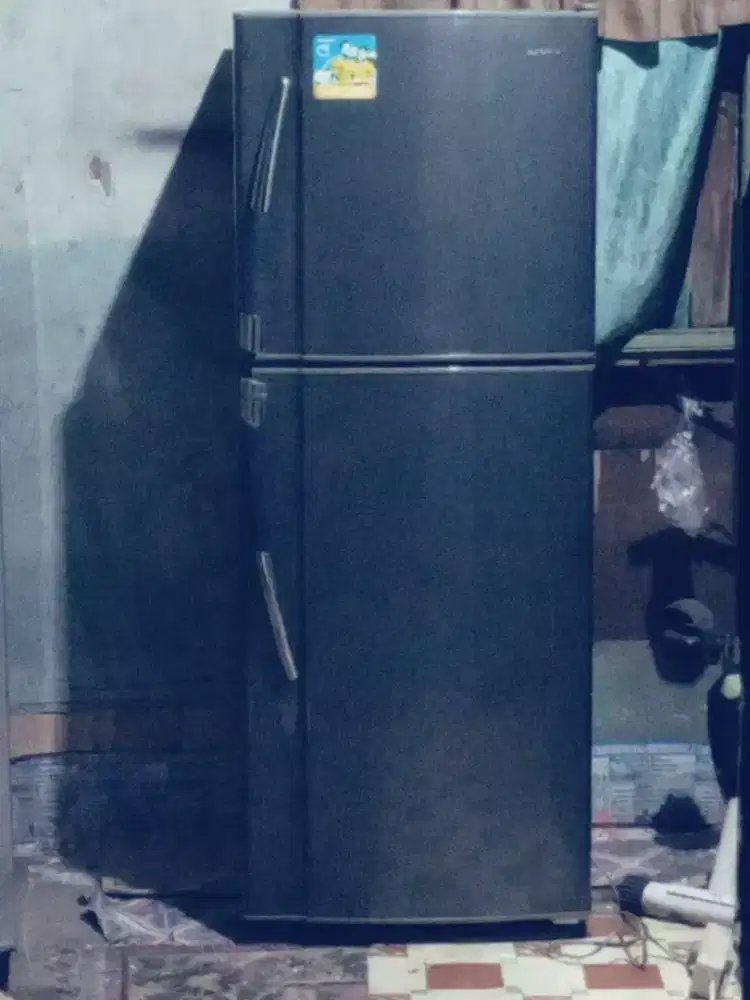 Kulkas 2pintu sharp samurai, siap pakai.