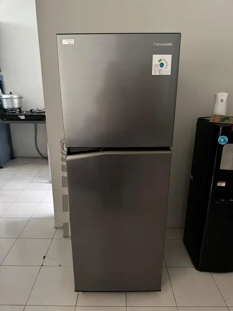 dijual kulkas 2 pintu panasonic NR-BB210VH inverter 210 liter