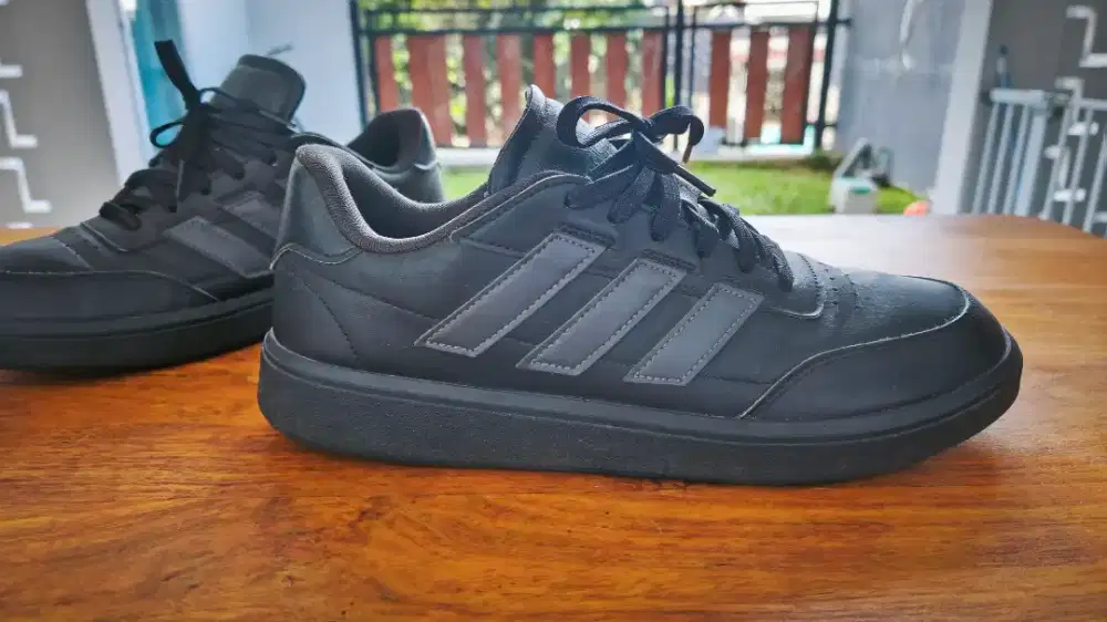 Sepatu Adidas Courtblock Hitam 44⅔ Bekas