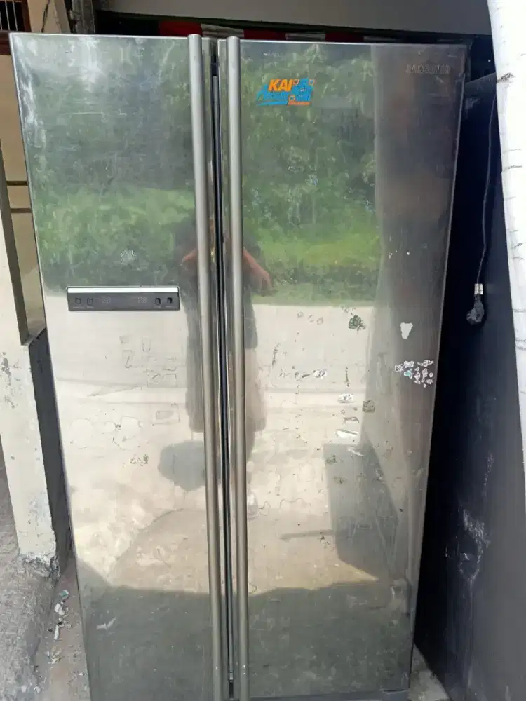 Kulkas side by side merek Samsung