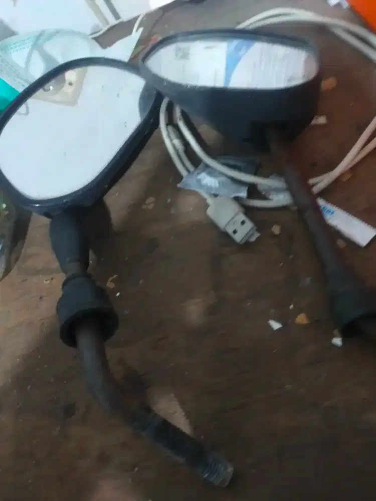 Kaca spion warna hitam