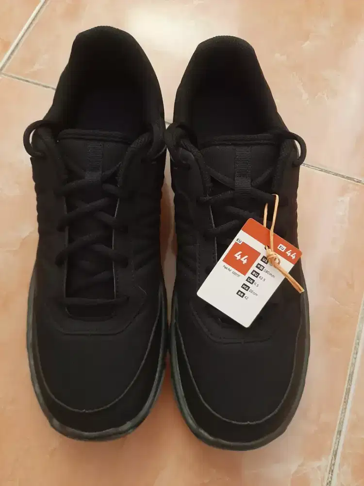 Sepatu mendaki quechua warna hitam