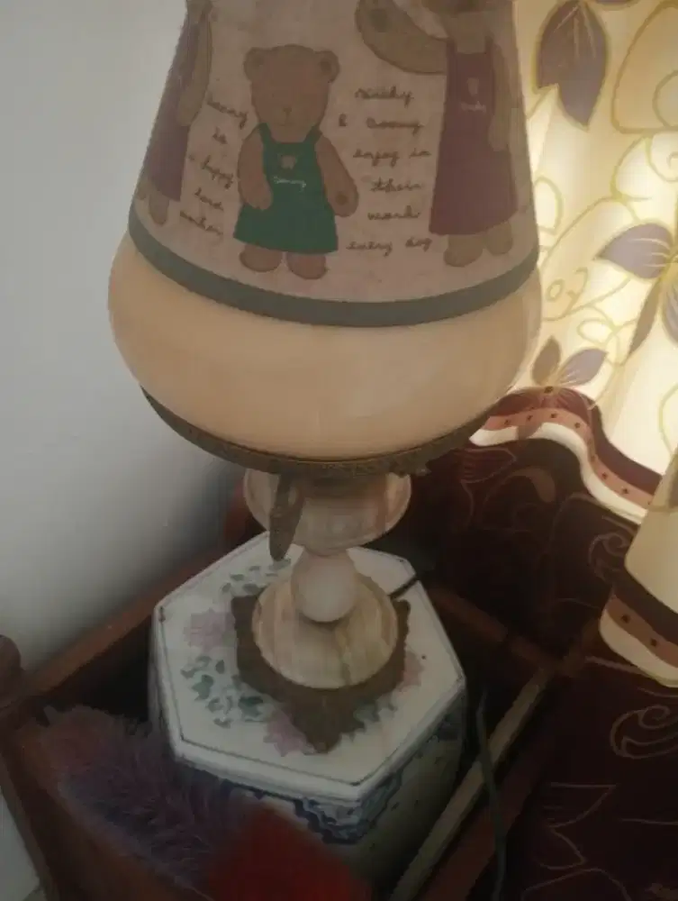 Lampu Dan dudukannya