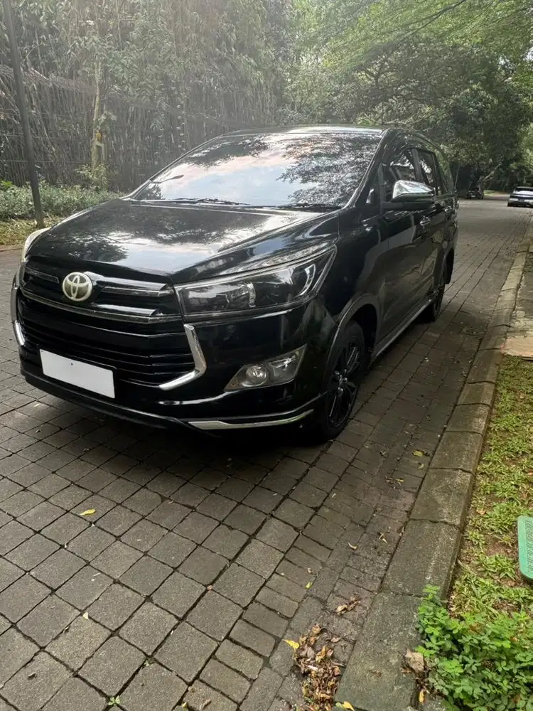 Toyota Innova Venturer 2.4 Hitam Diesel