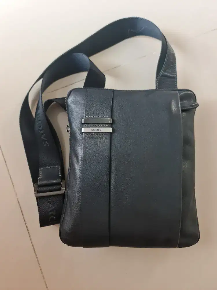 099. Tas SlingBag Pria Satchi 2 Dark Blue Leather

Mantan/Bekas/Second