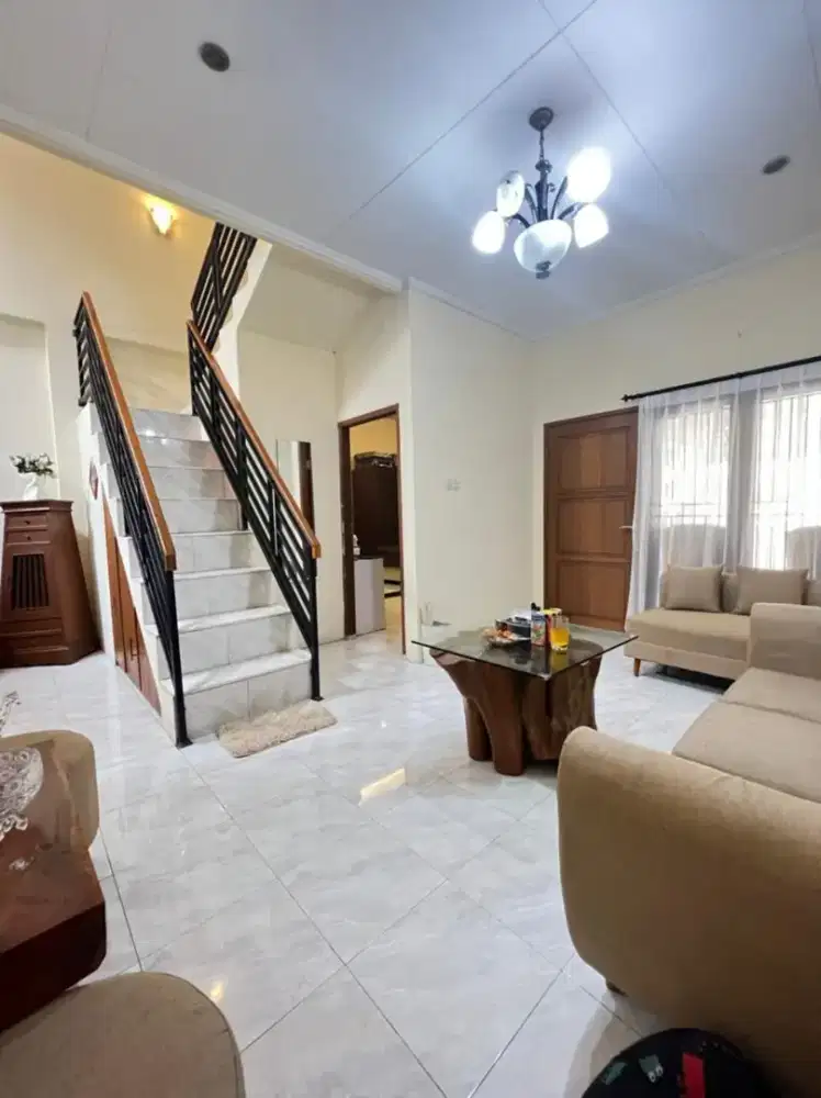 DISEWAKAN RUMAH CANTIK OPTIMAL - IDEAL UNTUK KELUARGA