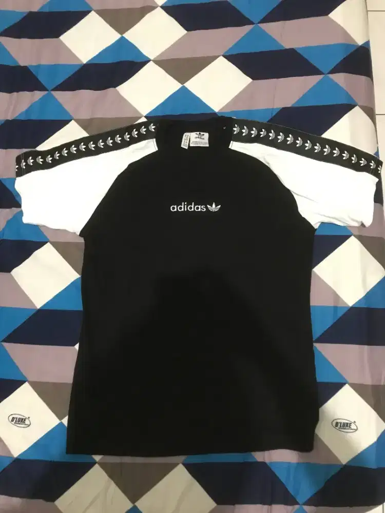 Kaos Adidas UK m