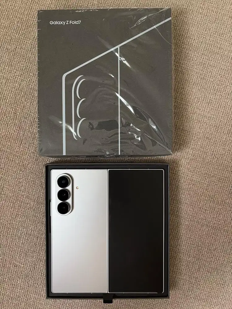 Samsung Galaxy Z Fold 7 Silver mint condition fullset