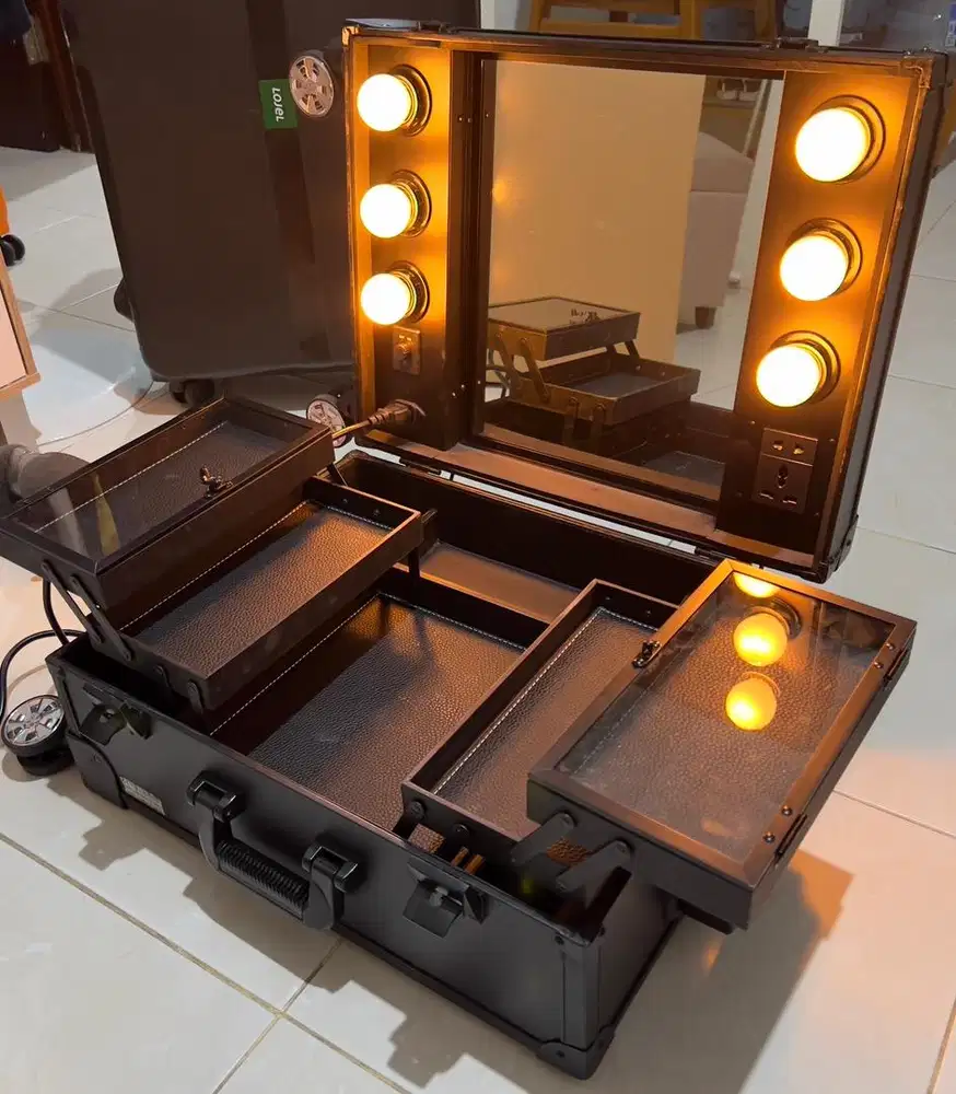 Preloved Sunrise Beauty Case (Free 8 Lampu + 13 Eyelash + 5 Glitter)