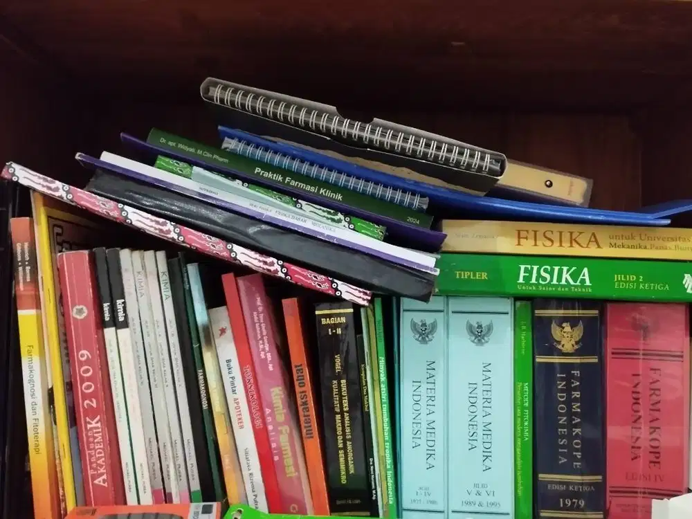 Buku Kuliah Farmasi Farmakope Materia Medika