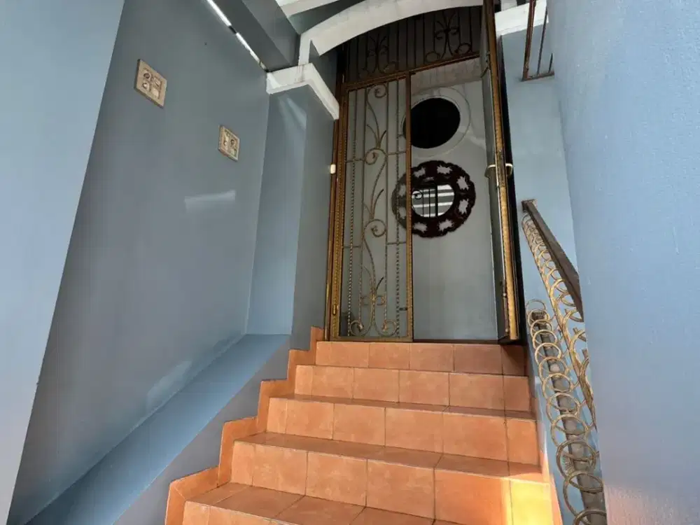 Murah !! DISEWAKAN RUMAH 3 LANTAI MEWAH DAN LUAS SIAP HUNI