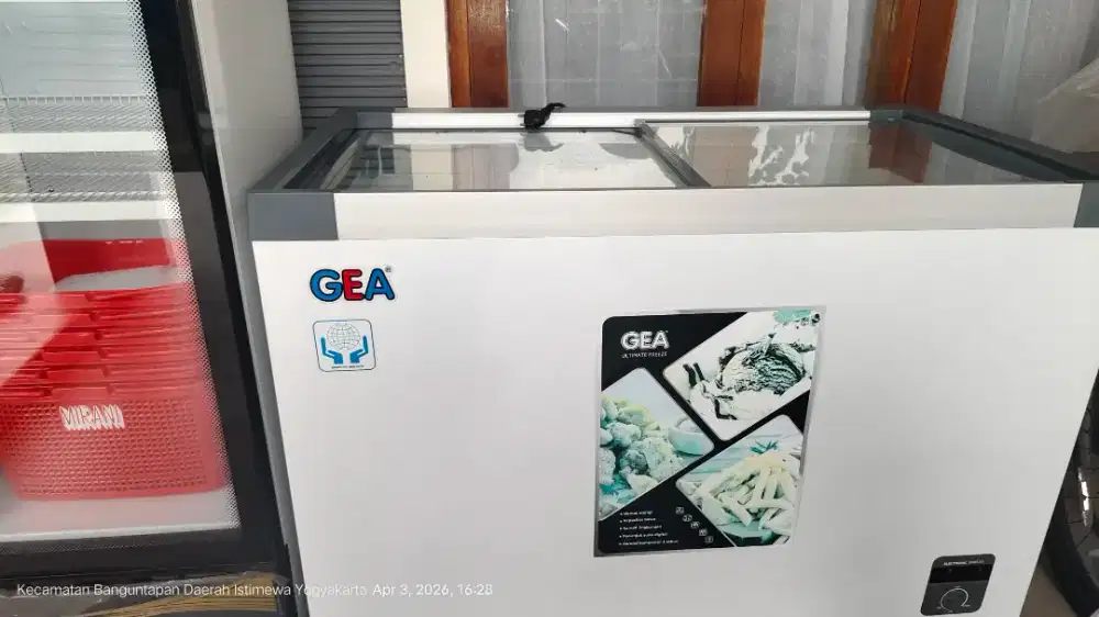 Freezer GEA & Showcase Polytron baru dipakai 7 bulan
