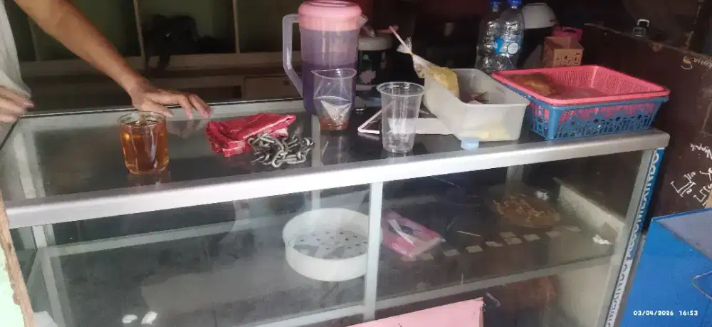 Etalase kaca bekas pemakaian warung