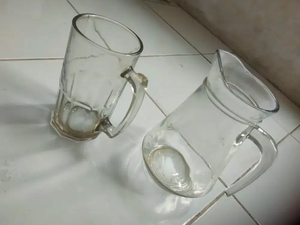 Gelas gagang besar dan gelas pitcher ada banyak