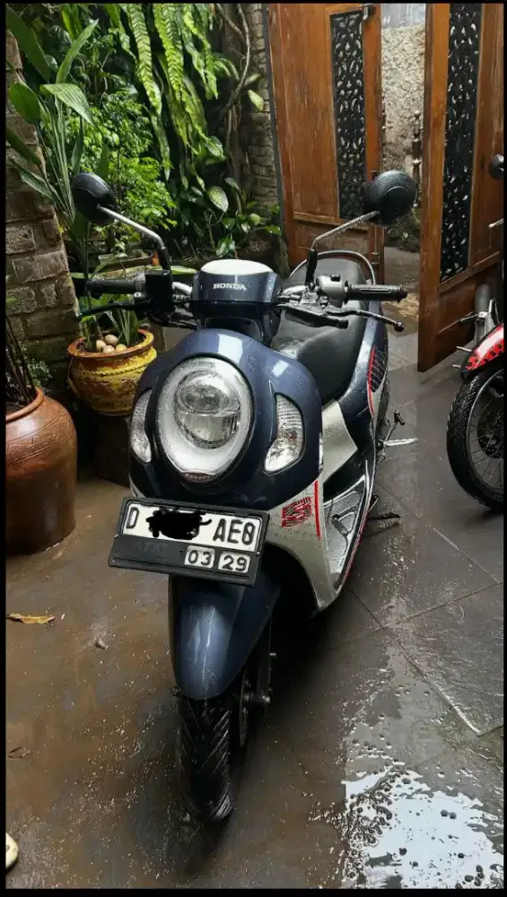 Scoppy  biru putih 2024