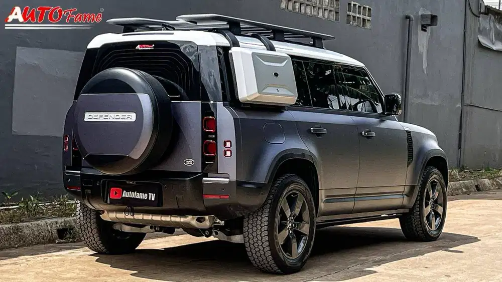 Land Rover Defender 110 P300 SE 2.0L 4x4 NIK 2021 Indus Silver Metalli