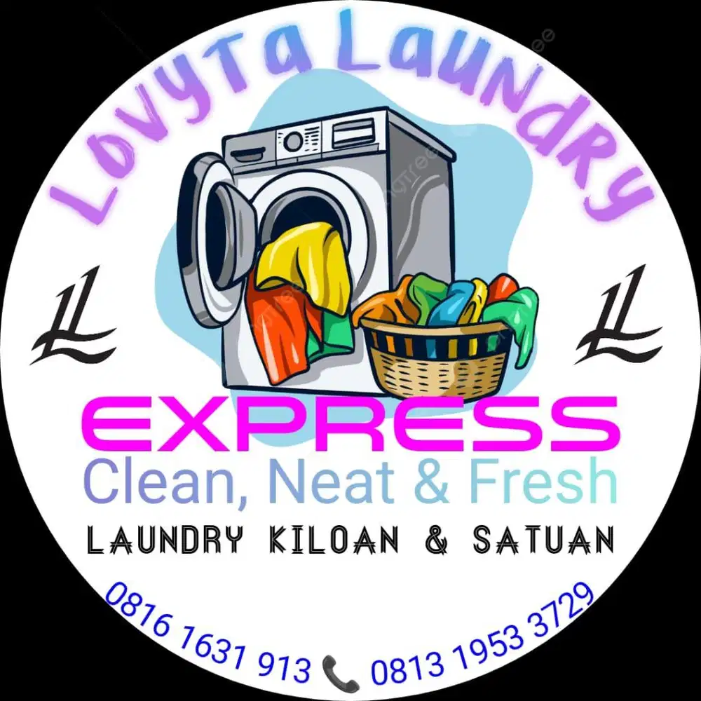 Karyawan laundry setrika uap