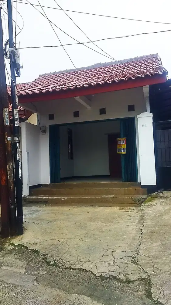 Disewakan Rumah Toko, ada garasi m Qtotor dan ruangan tidur yang besar