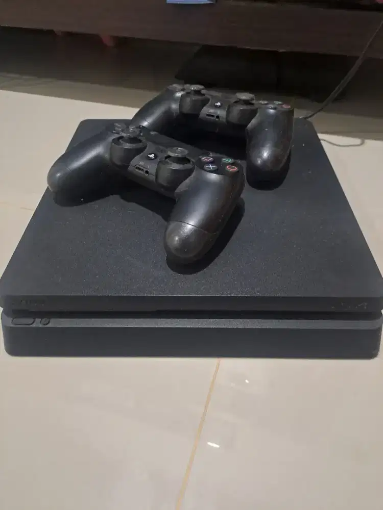Ps4 slim include 2 stick