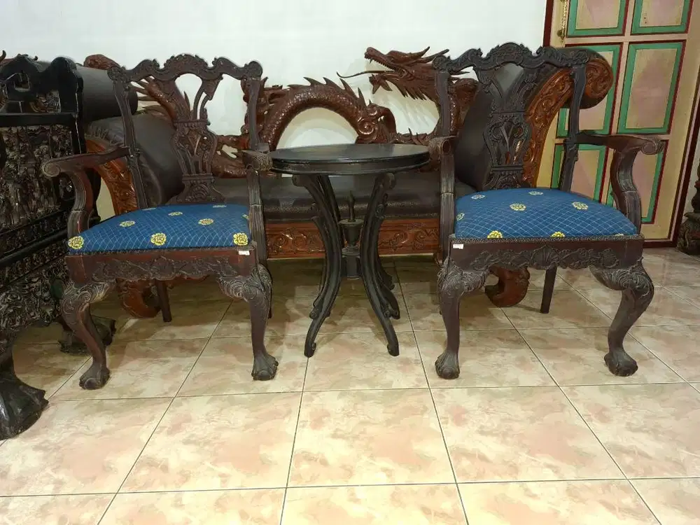 1 set kursi Chippendale meja bulat